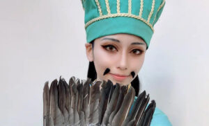 送料無料◆パリピ孔明 風 諸葛孔明 コスプレ衣装 ウィッグ 髭 帽子 靴 八卦図 うちわ 道具 着物 ハロウィン仮装 コスチューム イベント アニメ フェア 撮影 コスプレイヤーきりる実写レベル『パリピ孔明』諸葛孔明は髭の質感を